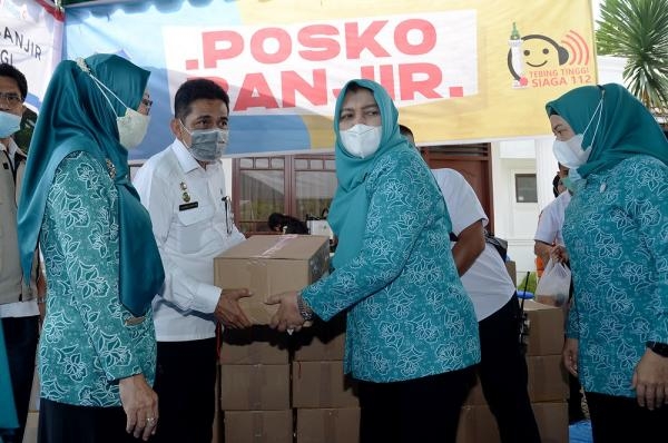 TP PKK Sumut Serahkan Bantuan Sembako untuk Korban Banjir Tebing Tinggi